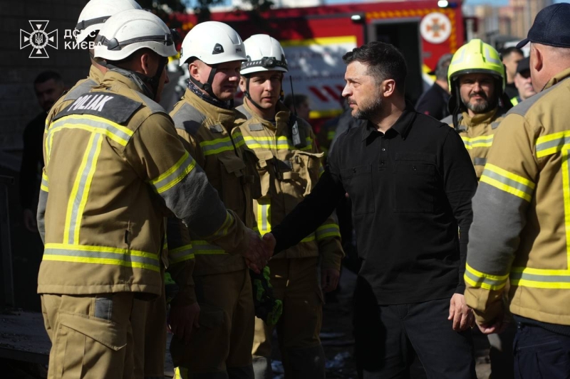Біля зруйнованого будинку у Києві Зеленський вшанував пам'ять загиблих внаслідок удару росіян (фото)