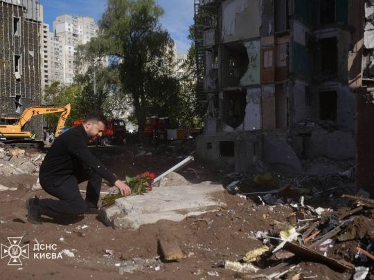 Біля зруйнованого будинку у Києві Зеленський вшанував пам'ять загиблих внаслідок удару росіян (фото)