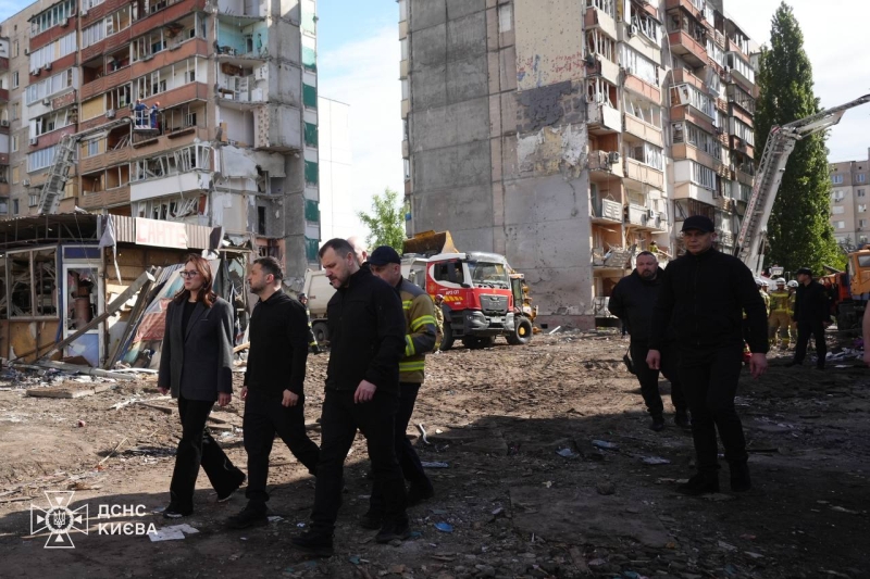 Біля зруйнованого будинку у Києві Зеленський вшанував пам'ять загиблих внаслідок удару росіян (фото)