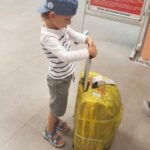 Одна помилка — і вас не випустять: що варто знати про виїзд дітей за кордон