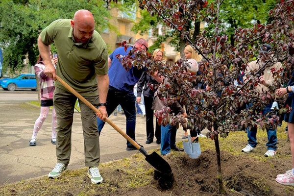 В честь погибших детей: в Одессе заложили яблоневый "Сад памяти"