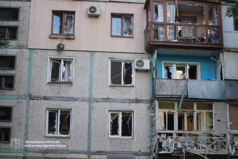 Багатоквартирні будинки пошкоджено у&nbsp;Запоріжжі після атаки росіян: є&nbsp;поранені (фото)